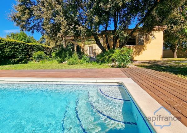 Villa de plain-pied de 156m² avec 6 pièces + une dépendance - Jardin arboré, Piscine - (34160)