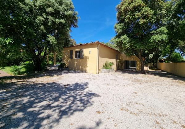 Villa de plain-pied de 156m² avec 6 pièces + une dépendance - Jardin arboré, Piscine - (34160)