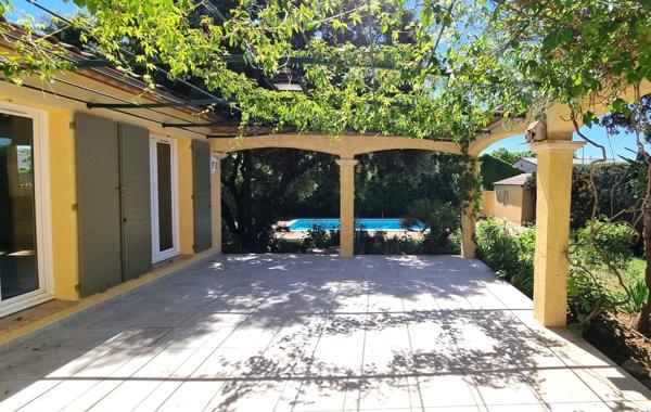 Villa de plain-pied de 156m² avec 6 pièces + une dépendance - Jardin arboré, Piscine - (34160)