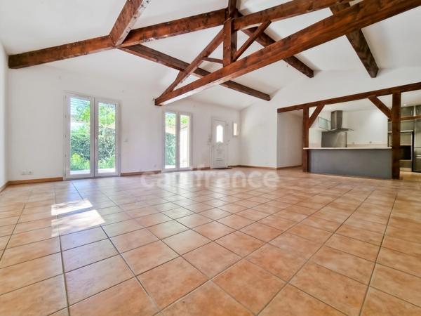 Villa de plain-pied de 156m² avec 6 pièces + une dépendance - Jardin arboré, Piscine - (34160)