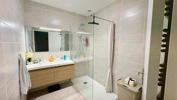 Maison rénovée avec garage et jardin