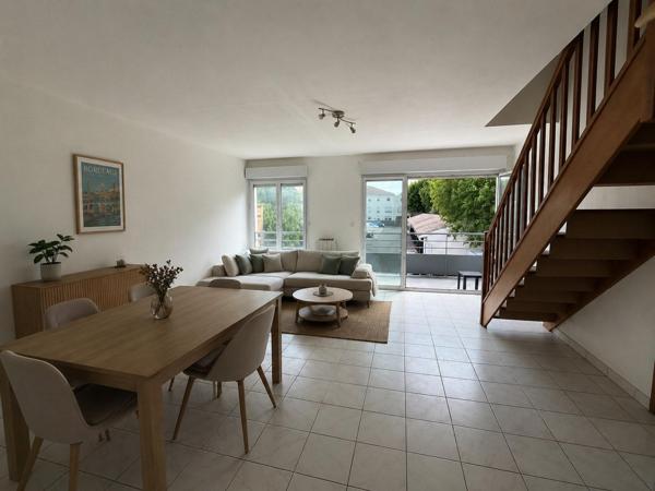 Duplex lumineux avec piscine, balcon et résidence fraîchement ravalée : un cadre de vie idéal aux portes de Bordeaux !