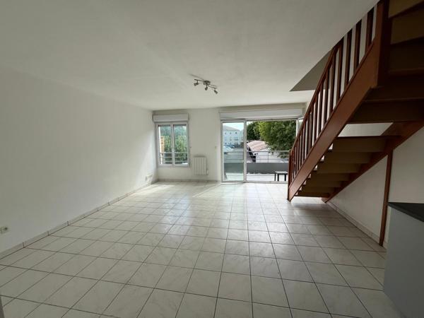 Duplex lumineux avec piscine, balcon et résidence fraîchement ravalée : un cadre de vie idéal aux portes de Bordeaux !