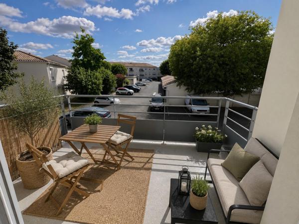 Duplex lumineux avec piscine, balcon et résidence fraîchement ravalée : un cadre de vie idéal aux portes de Bordeaux !