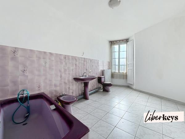 Ancien bar avec grande salle – multiple projets possibles Tillières-sur-Avre
