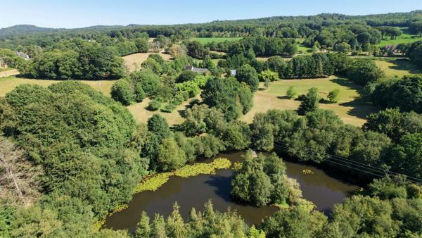 A VENDRE : Propriété d'exception - Longère normande de charme sur 5 hectares avec étang et dépendance MORTAIN BOCAGE