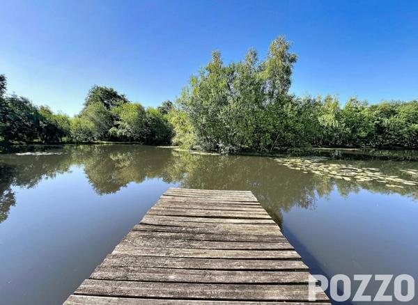 A VENDRE : Propriété d'exception - Longère normande de charme sur 5 hectares avec étang et dépendance MORTAIN BOCAGE