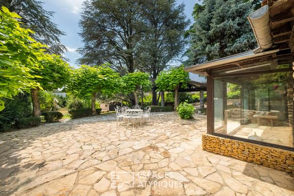 Propriété repensée avec piscine à Saint-Cyr-au-Mont-d’Or