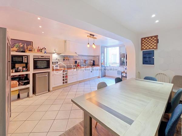 Au cœur du magnifique village de Solliès-Ville, laissez-vous séduire par cette authentique maison de village de 124 m², entièrement rénovée avec goût, où le charme de l'ancien rencontre le confort d'aujourd'hui.

         Derrière sa façade discrète, cette maison atypique se déploie sur quatre niveaux, offrant de beaux volumes et une ambiance chaleureuse.
        Les pierres apparentes, les poutres en bois et la fraîcheur naturelle des lieux lui confèrent un cachet unique.

Au rez-de-chaussée, vous découvrirez un espace polyvalent pouvant faire office de coin nuit prolongé par sa salle d'eau, complété par une buanderie, un WC séparé et de nombreux rangements.
Le premier étage accueille une cuisine ouverte sur une agréable salle à manger, idéale pour partager des moments en famille ou entre amis.
Au deuxième étage, une vaste pièce de vie, aujourd'hui aménagée en salon , bureau, laisse libre cours à vos envies d'aménagement et pouvant facilement devenir une chambre
Enfin, le dernier niveau propose une belle chambre avec sa spacieuse salle de bains, ainsi qu'une seconde chambre en enfilade, nichée sous les toits, pleine de charme.

       Chaque espace a été pensé avec soin pour créer une atmosphère douce et accueillante. 
       Un bien rare, idéal pour les amoureux de vieilles pierres, de villages provençaux et d'authenticité.

Une visite s'impose pour découvrir tout le charme de cette maison.

   Je reste toujours ouverte à l'inter-agence, chers collègues, donc n'hésitez surtout pas!!