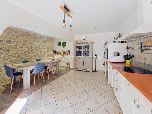 Au cœur du magnifique village de Solliès-Ville, laissez-vous séduire par cette authentique maison de village de 124 m², entièrement rénovée avec goût, où le charme de l'ancien rencontre le confort d'aujourd'hui.

         Derrière sa façade discrète, cette maison atypique se déploie sur quatre niveaux, offrant de beaux volumes et une ambiance chaleureuse.
        Les pierres apparentes, les poutres en bois et la fraîcheur naturelle des lieux lui confèrent un cachet unique.

Au rez-de-chaussée, vous découvrirez un espace polyvalent pouvant faire office de coin nuit prolongé par sa salle d'eau, complété par une buanderie, un WC séparé et de nombreux rangements.
Le premier étage accueille une cuisine ouverte sur une agréable salle à manger, idéale pour partager des moments en famille ou entre amis.
Au deuxième étage, une vaste pièce de vie, aujourd'hui aménagée en salon , bureau, laisse libre cours à vos envies d'aménagement et pouvant facilement devenir une chambre
Enfin, le dernier niveau propose une belle chambre avec sa spacieuse salle de bains, ainsi qu'une seconde chambre en enfilade, nichée sous les toits, pleine de charme.

       Chaque espace a été pensé avec soin pour créer une atmosphère douce et accueillante. 
       Un bien rare, idéal pour les amoureux de vieilles pierres, de villages provençaux et d'authenticité.

Une visite s'impose pour découvrir tout le charme de cette maison.

   Je reste toujours ouverte à l'inter-agence, chers collègues, donc n'hésitez surtout pas!!