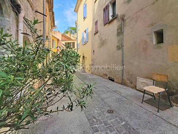 Au cœur du magnifique village de Solliès-Ville, laissez-vous séduire par cette authentique maison de village de 124 m², entièrement rénovée avec goût, où le charme de l'ancien rencontre le confort d'aujourd'hui.

         Derrière sa façade discrète, cette maison atypique se déploie sur quatre niveaux, offrant de beaux volumes et une ambiance chaleureuse.
        Les pierres apparentes, les poutres en bois et la fraîcheur naturelle des lieux lui confèrent un cachet unique.

Au rez-de-chaussée, vous découvrirez un espace polyvalent pouvant faire office de coin nuit prolongé par sa salle d'eau, complété par une buanderie, un WC séparé et de nombreux rangements.
Le premier étage accueille une cuisine ouverte sur une agréable salle à manger, idéale pour partager des moments en famille ou entre amis.
Au deuxième étage, une vaste pièce de vie, aujourd'hui aménagée en salon , bureau, laisse libre cours à vos envies d'aménagement et pouvant facilement devenir une chambre
Enfin, le dernier niveau propose une belle chambre avec sa spacieuse salle de bains, ainsi qu'une seconde chambre en enfilade, nichée sous les toits, pleine de charme.

       Chaque espace a été pensé avec soin pour créer une atmosphère douce et accueillante. 
       Un bien rare, idéal pour les amoureux de vieilles pierres, de villages provençaux et d'authenticité.

Une visite s'impose pour découvrir tout le charme de cette maison.

   Je reste toujours ouverte à l'inter-agence, chers collègues, donc n'hésitez surtout pas!!
