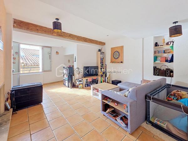 Au cœur du magnifique village de Solliès-Ville, laissez-vous séduire par cette authentique maison de village de 124 m², entièrement rénovée avec goût, où le charme de l'ancien rencontre le confort d'aujourd'hui.

         Derrière sa façade discrète, cette maison atypique se déploie sur quatre niveaux, offrant de beaux volumes et une ambiance chaleureuse.
        Les pierres apparentes, les poutres en bois et la fraîcheur naturelle des lieux lui confèrent un cachet unique.

Au rez-de-chaussée, vous découvrirez un espace polyvalent pouvant faire office de coin nuit prolongé par sa salle d'eau, complété par une buanderie, un WC séparé et de nombreux rangements.
Le premier étage accueille une cuisine ouverte sur une agréable salle à manger, idéale pour partager des moments en famille ou entre amis.
Au deuxième étage, une vaste pièce de vie, aujourd'hui aménagée en salon , bureau, laisse libre cours à vos envies d'aménagement et pouvant facilement devenir une chambre
Enfin, le dernier niveau propose une belle chambre avec sa spacieuse salle de bains, ainsi qu'une seconde chambre en enfilade, nichée sous les toits, pleine de charme.

       Chaque espace a été pensé avec soin pour créer une atmosphère douce et accueillante. 
       Un bien rare, idéal pour les amoureux de vieilles pierres, de villages provençaux et d'authenticité.

Une visite s'impose pour découvrir tout le charme de cette maison.

   Je reste toujours ouverte à l'inter-agence, chers collègues, donc n'hésitez surtout pas!!
