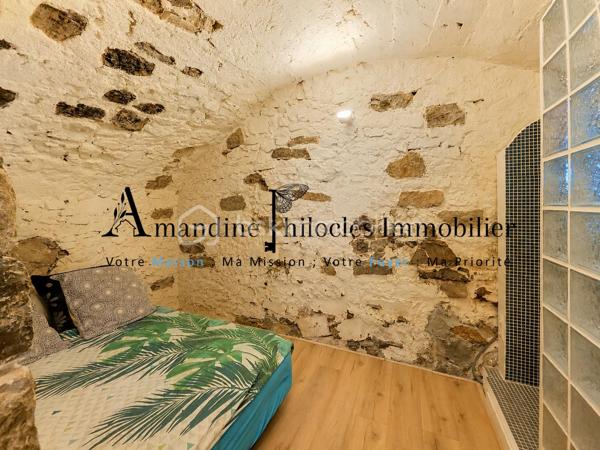 Au cœur du magnifique village de Solliès-Ville, laissez-vous séduire par cette authentique maison de village de 124 m², entièrement rénovée avec goût, où le charme de l'ancien rencontre le confort d'aujourd'hui.

         Derrière sa façade discrète, cette maison atypique se déploie sur quatre niveaux, offrant de beaux volumes et une ambiance chaleureuse.
        Les pierres apparentes, les poutres en bois et la fraîcheur naturelle des lieux lui confèrent un cachet unique.

Au rez-de-chaussée, vous découvrirez un espace polyvalent pouvant faire office de coin nuit prolongé par sa salle d'eau, complété par une buanderie, un WC séparé et de nombreux rangements.
Le premier étage accueille une cuisine ouverte sur une agréable salle à manger, idéale pour partager des moments en famille ou entre amis.
Au deuxième étage, une vaste pièce de vie, aujourd'hui aménagée en salon , bureau, laisse libre cours à vos envies d'aménagement et pouvant facilement devenir une chambre
Enfin, le dernier niveau propose une belle chambre avec sa spacieuse salle de bains, ainsi qu'une seconde chambre en enfilade, nichée sous les toits, pleine de charme.

       Chaque espace a été pensé avec soin pour créer une atmosphère douce et accueillante. 
       Un bien rare, idéal pour les amoureux de vieilles pierres, de villages provençaux et d'authenticité.

Une visite s'impose pour découvrir tout le charme de cette maison.

   Je reste toujours ouverte à l'inter-agence, chers collègues, donc n'hésitez surtout pas!!