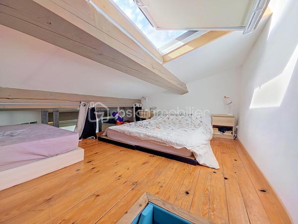 Au cœur du magnifique village de Solliès-Ville, laissez-vous séduire par cette authentique maison de village de 124 m², entièrement rénovée avec goût, où le charme de l'ancien rencontre le confort d'aujourd'hui.

         Derrière sa façade discrète, cette maison atypique se déploie sur quatre niveaux, offrant de beaux volumes et une ambiance chaleureuse.
        Les pierres apparentes, les poutres en bois et la fraîcheur naturelle des lieux lui confèrent un cachet unique.

Au rez-de-chaussée, vous découvrirez un espace polyvalent pouvant faire office de coin nuit prolongé par sa salle d'eau, complété par une buanderie, un WC séparé et de nombreux rangements.
Le premier étage accueille une cuisine ouverte sur une agréable salle à manger, idéale pour partager des moments en famille ou entre amis.
Au deuxième étage, une vaste pièce de vie, aujourd'hui aménagée en salon , bureau, laisse libre cours à vos envies d'aménagement et pouvant facilement devenir une chambre
Enfin, le dernier niveau propose une belle chambre avec sa spacieuse salle de bains, ainsi qu'une seconde chambre en enfilade, nichée sous les toits, pleine de charme.

       Chaque espace a été pensé avec soin pour créer une atmosphère douce et accueillante. 
       Un bien rare, idéal pour les amoureux de vieilles pierres, de villages provençaux et d'authenticité.

Une visite s'impose pour découvrir tout le charme de cette maison.

   Je reste toujours ouverte à l'inter-agence, chers collègues, donc n'hésitez surtout pas!!