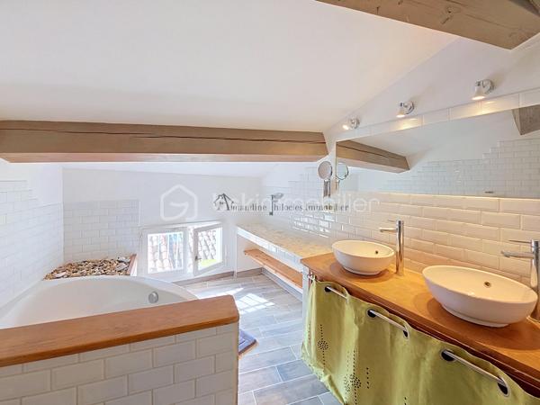 Au cœur du magnifique village de Solliès-Ville, laissez-vous séduire par cette authentique maison de village de 124 m², entièrement rénovée avec goût, où le charme de l'ancien rencontre le confort d'aujourd'hui.

         Derrière sa façade discrète, cette maison atypique se déploie sur quatre niveaux, offrant de beaux volumes et une ambiance chaleureuse.
        Les pierres apparentes, les poutres en bois et la fraîcheur naturelle des lieux lui confèrent un cachet unique.

Au rez-de-chaussée, vous découvrirez un espace polyvalent pouvant faire office de coin nuit prolongé par sa salle d'eau, complété par une buanderie, un WC séparé et de nombreux rangements.
Le premier étage accueille une cuisine ouverte sur une agréable salle à manger, idéale pour partager des moments en famille ou entre amis.
Au deuxième étage, une vaste pièce de vie, aujourd'hui aménagée en salon , bureau, laisse libre cours à vos envies d'aménagement et pouvant facilement devenir une chambre
Enfin, le dernier niveau propose une belle chambre avec sa spacieuse salle de bains, ainsi qu'une seconde chambre en enfilade, nichée sous les toits, pleine de charme.

       Chaque espace a été pensé avec soin pour créer une atmosphère douce et accueillante. 
       Un bien rare, idéal pour les amoureux de vieilles pierres, de villages provençaux et d'authenticité.

Une visite s'impose pour découvrir tout le charme de cette maison.

   Je reste toujours ouverte à l'inter-agence, chers collègues, donc n'hésitez surtout pas!!
