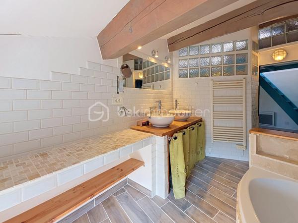 Au cœur du magnifique village de Solliès-Ville, laissez-vous séduire par cette authentique maison de village de 124 m², entièrement rénovée avec goût, où le charme de l'ancien rencontre le confort d'aujourd'hui.

         Derrière sa façade discrète, cette maison atypique se déploie sur quatre niveaux, offrant de beaux volumes et une ambiance chaleureuse.
        Les pierres apparentes, les poutres en bois et la fraîcheur naturelle des lieux lui confèrent un cachet unique.

Au rez-de-chaussée, vous découvrirez un espace polyvalent pouvant faire office de coin nuit prolongé par sa salle d'eau, complété par une buanderie, un WC séparé et de nombreux rangements.
Le premier étage accueille une cuisine ouverte sur une agréable salle à manger, idéale pour partager des moments en famille ou entre amis.
Au deuxième étage, une vaste pièce de vie, aujourd'hui aménagée en salon , bureau, laisse libre cours à vos envies d'aménagement et pouvant facilement devenir une chambre
Enfin, le dernier niveau propose une belle chambre avec sa spacieuse salle de bains, ainsi qu'une seconde chambre en enfilade, nichée sous les toits, pleine de charme.

       Chaque espace a été pensé avec soin pour créer une atmosphère douce et accueillante. 
       Un bien rare, idéal pour les amoureux de vieilles pierres, de villages provençaux et d'authenticité.

Une visite s'impose pour découvrir tout le charme de cette maison.

   Je reste toujours ouverte à l'inter-agence, chers collègues, donc n'hésitez surtout pas!!