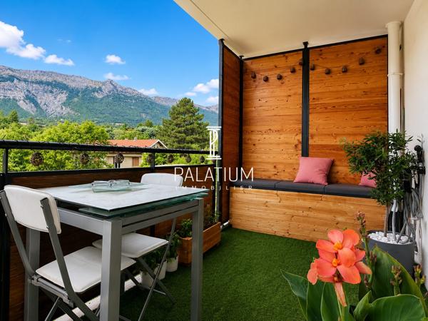 Appartement deux pièces avec terrasse dans résidence de standing