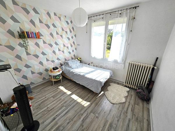Située à 20 mn de COUTRAS, 35 mn de LIBOURNE et 50 mn de la rocade de BORDEAUX, cette maison de 120 m2, sur un terrain clôturé et arboré de 828 m2, vous séduira par ses prestations, son environnement calme, à 5 mn des commodités et des commerces. Elle est composée d'une cuisine équipée, d'un salon, d'un séjour, de 4 chambres, 2 salles d'eau, 2 WC, d'un bureau et d'un cellier. Une loggia, un garage de 38 m2 et une piscine (8X4m) chauffée avec une pompe à chaleur complètent ces prestations. Assainissement tout à l'égout. Chauffage gaz de ville. Isolation sous toiture refaite en 12/2023. Taxe foncière : 1 273 €. A voir absolument !!!