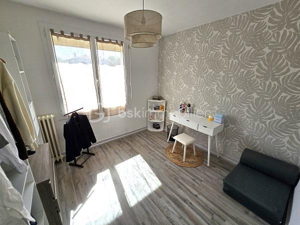 Située à 20 mn de COUTRAS, 35 mn de LIBOURNE et 50 mn de la rocade de BORDEAUX, cette maison de 120 m2, sur un terrain clôturé et arboré de 828 m2, vous séduira par ses prestations, son environnement calme, à 5 mn des commodités et des commerces. Elle est composée d'une cuisine équipée, d'un salon, d'un séjour, de 4 chambres, 2 salles d'eau, 2 WC, d'un bureau et d'un cellier. Une loggia, un garage de 38 m2 et une piscine (8X4m) chauffée avec une pompe à chaleur complètent ces prestations. Assainissement tout à l'égout. Chauffage gaz de ville. Isolation sous toiture refaite en 12/2023. Taxe foncière : 1 273 €. A voir absolument !!!