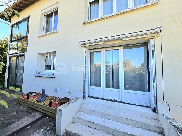 Située à 20 mn de COUTRAS, 35 mn de LIBOURNE et 50 mn de la rocade de BORDEAUX, cette maison de 120 m2, sur un terrain clôturé et arboré de 828 m2, vous séduira par ses prestations, son environnement calme, à 5 mn des commodités et des commerces. Elle est composée d'une cuisine équipée, d'un salon, d'un séjour, de 4 chambres, 2 salles d'eau, 2 WC, d'un bureau et d'un cellier. Une loggia, un garage de 38 m2 et une piscine (8X4m) chauffée avec une pompe à chaleur complètent ces prestations. Assainissement tout à l'égout. Chauffage gaz de ville. Isolation sous toiture refaite en 12/2023. Taxe foncière : 1 273 €. A voir absolument !!!