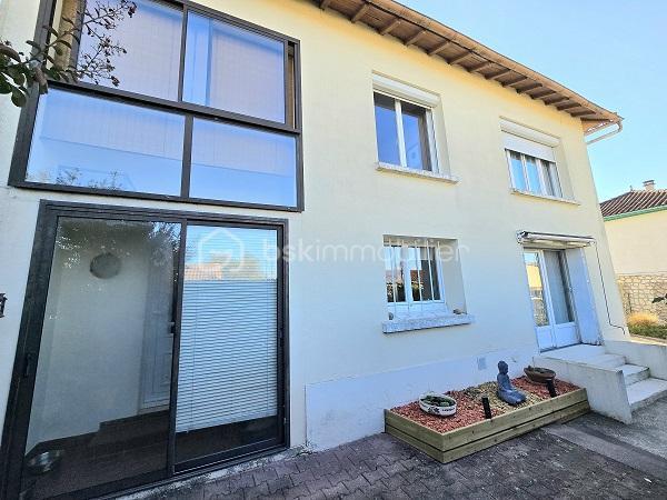 Située à 20 mn de COUTRAS, 35 mn de LIBOURNE et 50 mn de la rocade de BORDEAUX, cette maison de 120 m2, sur un terrain clôturé et arboré de 828 m2, vous séduira par ses prestations, son environnement calme, à 5 mn des commodités et des commerces. Elle est composée d'une cuisine équipée, d'un salon, d'un séjour, de 4 chambres, 2 salles d'eau, 2 WC, d'un bureau et d'un cellier. Une loggia, un garage de 38 m2 et une piscine (8X4m) chauffée avec une pompe à chaleur complètent ces prestations. Assainissement tout à l'égout. Chauffage gaz de ville. Isolation sous toiture refaite en 12/2023. Taxe foncière : 1 273 €. A voir absolument !!!