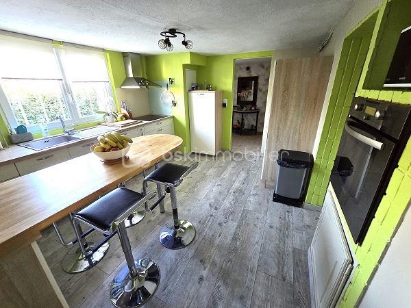 Située à 20 mn de COUTRAS, 35 mn de LIBOURNE et 50 mn de la rocade de BORDEAUX, cette maison de 120 m2, sur un terrain clôturé et arboré de 828 m2, vous séduira par ses prestations, son environnement calme, à 5 mn des commodités et des commerces. Elle est composée d'une cuisine équipée, d'un salon, d'un séjour, de 4 chambres, 2 salles d'eau, 2 WC, d'un bureau et d'un cellier. Une loggia, un garage de 38 m2 et une piscine (8X4m) chauffée avec une pompe à chaleur complètent ces prestations. Assainissement tout à l'égout. Chauffage gaz de ville. Isolation sous toiture refaite en 12/2023. Taxe foncière : 1 273 €. A voir absolument !!!
