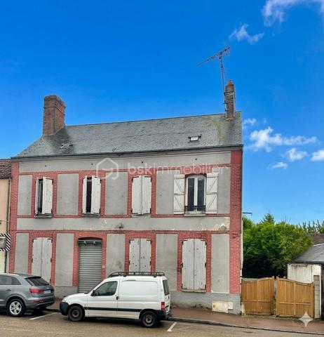 Situé sur la commune de Douchy, cet immeuble de rapport offre un fort potentiel de développement. Le volume principal permet d'envisager la création de 5 à 6 appartements, constituant ainsi une opportunité rare pour un investisseur.
L’ensemble comprend également un terrain attenant, agrémenté d’une ancienne salle de danse et d’une arrière-cuisine, offrant des surfaces complémentaires à exploiter. Pour obtenir plus de renseignements ou organiser une visite, je vous invite à me contacter directement.