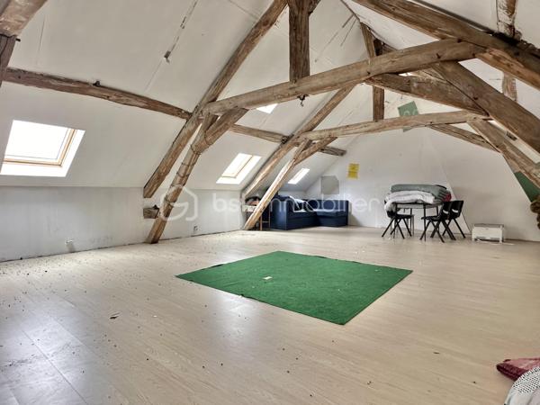 Situé sur la commune de Douchy, cet immeuble de rapport offre un fort potentiel de développement. Le volume principal permet d'envisager la création de 5 à 6 appartements, constituant ainsi une opportunité rare pour un investisseur.
L’ensemble comprend également un terrain attenant, agrémenté d’une ancienne salle de danse et d’une arrière-cuisine, offrant des surfaces complémentaires à exploiter. Pour obtenir plus de renseignements ou organiser une visite, je vous invite à me contacter directement.