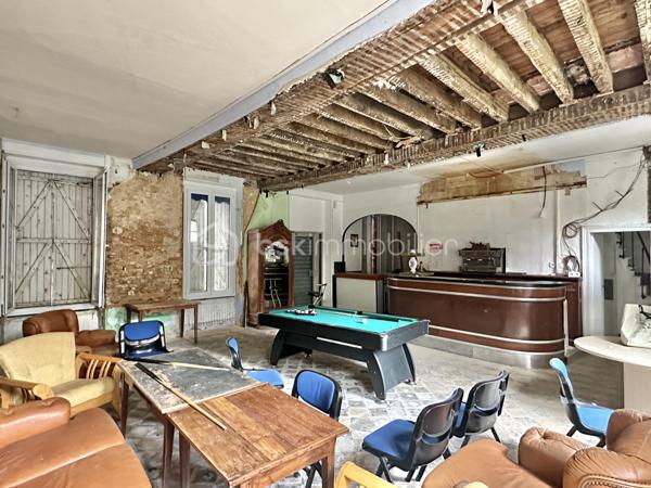 Situé sur la commune de Douchy, cet immeuble de rapport offre un fort potentiel de développement. Le volume principal permet d'envisager la création de 5 à 6 appartements, constituant ainsi une opportunité rare pour un investisseur.
L’ensemble comprend également un terrain attenant, agrémenté d’une ancienne salle de danse et d’une arrière-cuisine, offrant des surfaces complémentaires à exploiter. Pour obtenir plus de renseignements ou organiser une visite, je vous invite à me contacter directement.