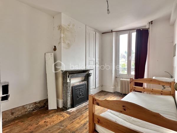Situé sur la commune de Douchy, cet immeuble de rapport offre un fort potentiel de développement. Le volume principal permet d'envisager la création de 5 à 6 appartements, constituant ainsi une opportunité rare pour un investisseur.
L’ensemble comprend également un terrain attenant, agrémenté d’une ancienne salle de danse et d’une arrière-cuisine, offrant des surfaces complémentaires à exploiter. Pour obtenir plus de renseignements ou organiser une visite, je vous invite à me contacter directement.
