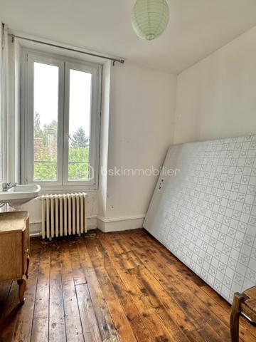Situé sur la commune de Douchy, cet immeuble de rapport offre un fort potentiel de développement. Le volume principal permet d'envisager la création de 5 à 6 appartements, constituant ainsi une opportunité rare pour un investisseur.
L’ensemble comprend également un terrain attenant, agrémenté d’une ancienne salle de danse et d’une arrière-cuisine, offrant des surfaces complémentaires à exploiter. Pour obtenir plus de renseignements ou organiser une visite, je vous invite à me contacter directement.