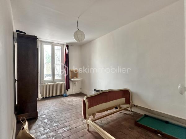 Situé sur la commune de Douchy, cet immeuble de rapport offre un fort potentiel de développement. Le volume principal permet d'envisager la création de 5 à 6 appartements, constituant ainsi une opportunité rare pour un investisseur.
L’ensemble comprend également un terrain attenant, agrémenté d’une ancienne salle de danse et d’une arrière-cuisine, offrant des surfaces complémentaires à exploiter. Pour obtenir plus de renseignements ou organiser une visite, je vous invite à me contacter directement.