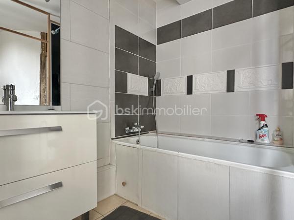 Situé sur la commune de Douchy, cet immeuble de rapport offre un fort potentiel de développement. Le volume principal permet d'envisager la création de 5 à 6 appartements, constituant ainsi une opportunité rare pour un investisseur.
L’ensemble comprend également un terrain attenant, agrémenté d’une ancienne salle de danse et d’une arrière-cuisine, offrant des surfaces complémentaires à exploiter. Pour obtenir plus de renseignements ou organiser une visite, je vous invite à me contacter directement.