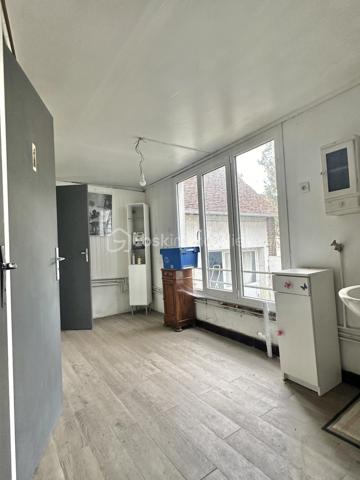Situé sur la commune de Douchy, cet immeuble de rapport offre un fort potentiel de développement. Le volume principal permet d'envisager la création de 5 à 6 appartements, constituant ainsi une opportunité rare pour un investisseur.
L’ensemble comprend également un terrain attenant, agrémenté d’une ancienne salle de danse et d’une arrière-cuisine, offrant des surfaces complémentaires à exploiter. Pour obtenir plus de renseignements ou organiser une visite, je vous invite à me contacter directement.
