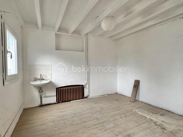 Situé sur la commune de Douchy, cet immeuble de rapport offre un fort potentiel de développement. Le volume principal permet d'envisager la création de 5 à 6 appartements, constituant ainsi une opportunité rare pour un investisseur.
L’ensemble comprend également un terrain attenant, agrémenté d’une ancienne salle de danse et d’une arrière-cuisine, offrant des surfaces complémentaires à exploiter. Pour obtenir plus de renseignements ou organiser une visite, je vous invite à me contacter directement.