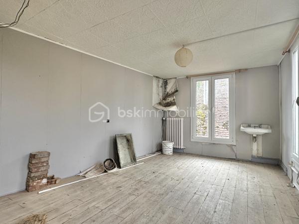 Situé sur la commune de Douchy, cet immeuble de rapport offre un fort potentiel de développement. Le volume principal permet d'envisager la création de 5 à 6 appartements, constituant ainsi une opportunité rare pour un investisseur.
L’ensemble comprend également un terrain attenant, agrémenté d’une ancienne salle de danse et d’une arrière-cuisine, offrant des surfaces complémentaires à exploiter. Pour obtenir plus de renseignements ou organiser une visite, je vous invite à me contacter directement.