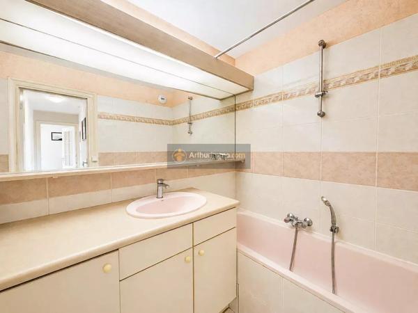 Vente                                                      Appartement
                        
                     2 pièces                      52 m2                     à Fréjus