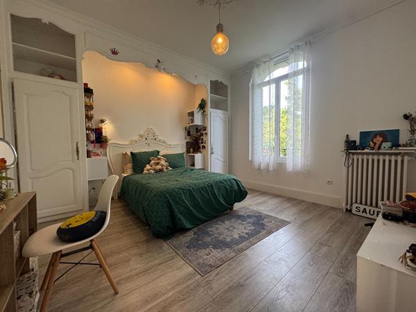 Rochefort Grande Maison Bourgeoise en pierres 10 pièces d'env. 260 m2