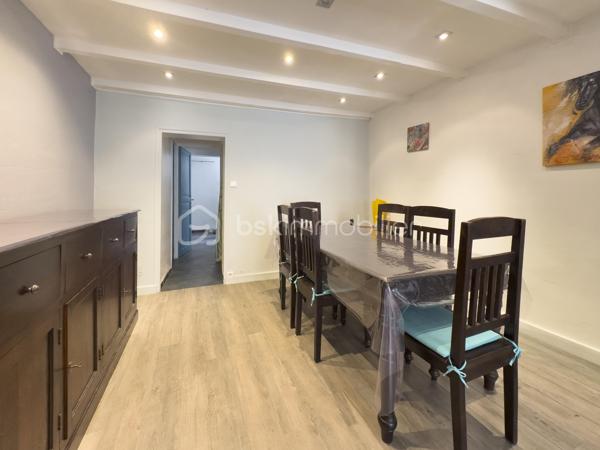 Au cœur du très recherché village de Miramas-le-Vieux, découvrez cette charmante maison de village, offrant 73 m² habitables et environ 80 m² au sol avec mezzanine.

Répartie sur plusieurs niveaux, la maison propose :
- Au premier étage, une grande cuisine en longueur permettant d’accueillir une belle tablée. Egalement une salle d’eau, une buanderie et des WC séparés.
- Au deuxième étage, 2 chambres, ainsi qu’un salon avec une mezzanine pouvant accueillir un espace nuit supplémentaire, un coin invités ou un espace bureau selon les besoins.

Une grande cave au rez-de-chaussée complète ce bien.

Située dans le cœur du village, elle bénéficie d’un environnement particulièrement agréable. Miramas-le-Vieux est apprécié pour son charme provençal, son atmosphère paisible et ses superbes alentours, avec de nombreuses possibilités de balades, notamment au sein du parc de l’ancienne Poudrerie, véritable atout pour les amoureux de nature et de plein air.

Cette maison conviendra à des acquéreurs en recherche d’un pied-à-terre plein de charme ou d’une résidence principale dans un cadre de vie rare.