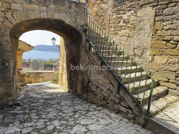 Au cœur du très recherché village de Miramas-le-Vieux, découvrez cette charmante maison de village, offrant 73 m² habitables et environ 80 m² au sol avec mezzanine.

Répartie sur plusieurs niveaux, la maison propose :
- Au premier étage, une grande cuisine en longueur permettant d’accueillir une belle tablée. Egalement une salle d’eau, une buanderie et des WC séparés.
- Au deuxième étage, 2 chambres, ainsi qu’un salon avec une mezzanine pouvant accueillir un espace nuit supplémentaire, un coin invités ou un espace bureau selon les besoins.

Une grande cave au rez-de-chaussée complète ce bien.

Située dans le cœur du village, elle bénéficie d’un environnement particulièrement agréable. Miramas-le-Vieux est apprécié pour son charme provençal, son atmosphère paisible et ses superbes alentours, avec de nombreuses possibilités de balades, notamment au sein du parc de l’ancienne Poudrerie, véritable atout pour les amoureux de nature et de plein air.

Cette maison conviendra à des acquéreurs en recherche d’un pied-à-terre plein de charme ou d’une résidence principale dans un cadre de vie rare.