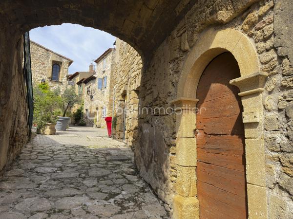 Au cœur du très recherché village de Miramas-le-Vieux, découvrez cette charmante maison de village, offrant 73 m² habitables et environ 80 m² au sol avec mezzanine.

Répartie sur plusieurs niveaux, la maison propose :
- Au premier étage, une grande cuisine en longueur permettant d’accueillir une belle tablée. Egalement une salle d’eau, une buanderie et des WC séparés.
- Au deuxième étage, 2 chambres, ainsi qu’un salon avec une mezzanine pouvant accueillir un espace nuit supplémentaire, un coin invités ou un espace bureau selon les besoins.

Une grande cave au rez-de-chaussée complète ce bien.

Située dans le cœur du village, elle bénéficie d’un environnement particulièrement agréable. Miramas-le-Vieux est apprécié pour son charme provençal, son atmosphère paisible et ses superbes alentours, avec de nombreuses possibilités de balades, notamment au sein du parc de l’ancienne Poudrerie, véritable atout pour les amoureux de nature et de plein air.

Cette maison conviendra à des acquéreurs en recherche d’un pied-à-terre plein de charme ou d’une résidence principale dans un cadre de vie rare.