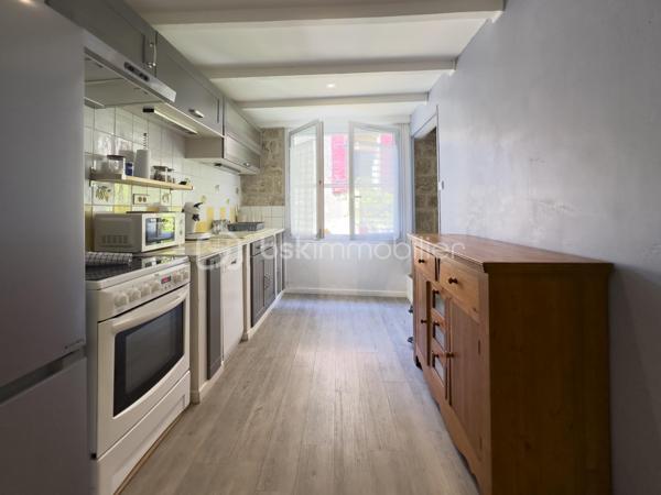 Au cœur du très recherché village de Miramas-le-Vieux, découvrez cette charmante maison de village, offrant 73 m² habitables et environ 80 m² au sol avec mezzanine.

Répartie sur plusieurs niveaux, la maison propose :
- Au premier étage, une grande cuisine en longueur permettant d’accueillir une belle tablée. Egalement une salle d’eau, une buanderie et des WC séparés.
- Au deuxième étage, 2 chambres, ainsi qu’un salon avec une mezzanine pouvant accueillir un espace nuit supplémentaire, un coin invités ou un espace bureau selon les besoins.

Une grande cave au rez-de-chaussée complète ce bien.

Située dans le cœur du village, elle bénéficie d’un environnement particulièrement agréable. Miramas-le-Vieux est apprécié pour son charme provençal, son atmosphère paisible et ses superbes alentours, avec de nombreuses possibilités de balades, notamment au sein du parc de l’ancienne Poudrerie, véritable atout pour les amoureux de nature et de plein air.

Cette maison conviendra à des acquéreurs en recherche d’un pied-à-terre plein de charme ou d’une résidence principale dans un cadre de vie rare.