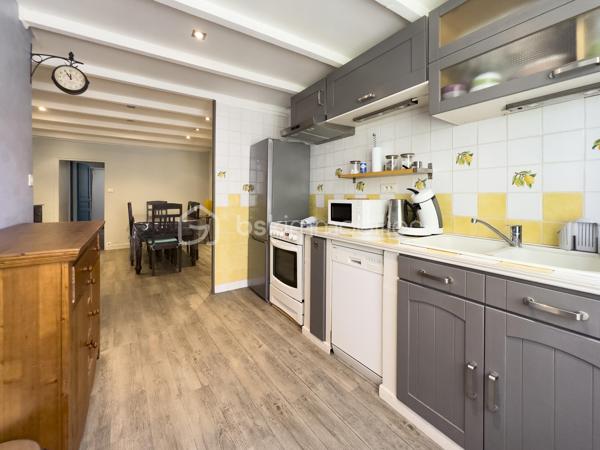 Au cœur du très recherché village de Miramas-le-Vieux, découvrez cette charmante maison de village, offrant 73 m² habitables et environ 80 m² au sol avec mezzanine.

Répartie sur plusieurs niveaux, la maison propose :
- Au premier étage, une grande cuisine en longueur permettant d’accueillir une belle tablée. Egalement une salle d’eau, une buanderie et des WC séparés.
- Au deuxième étage, 2 chambres, ainsi qu’un salon avec une mezzanine pouvant accueillir un espace nuit supplémentaire, un coin invités ou un espace bureau selon les besoins.

Une grande cave au rez-de-chaussée complète ce bien.

Située dans le cœur du village, elle bénéficie d’un environnement particulièrement agréable. Miramas-le-Vieux est apprécié pour son charme provençal, son atmosphère paisible et ses superbes alentours, avec de nombreuses possibilités de balades, notamment au sein du parc de l’ancienne Poudrerie, véritable atout pour les amoureux de nature et de plein air.

Cette maison conviendra à des acquéreurs en recherche d’un pied-à-terre plein de charme ou d’une résidence principale dans un cadre de vie rare.