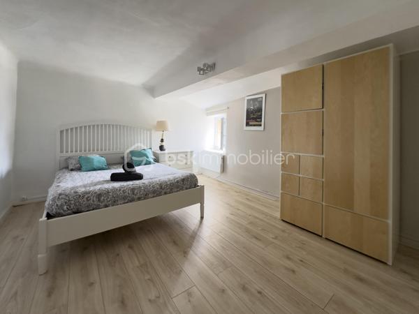 Au cœur du très recherché village de Miramas-le-Vieux, découvrez cette charmante maison de village, offrant 73 m² habitables et environ 80 m² au sol avec mezzanine.

Répartie sur plusieurs niveaux, la maison propose :
- Au premier étage, une grande cuisine en longueur permettant d’accueillir une belle tablée. Egalement une salle d’eau, une buanderie et des WC séparés.
- Au deuxième étage, 2 chambres, ainsi qu’un salon avec une mezzanine pouvant accueillir un espace nuit supplémentaire, un coin invités ou un espace bureau selon les besoins.

Une grande cave au rez-de-chaussée complète ce bien.

Située dans le cœur du village, elle bénéficie d’un environnement particulièrement agréable. Miramas-le-Vieux est apprécié pour son charme provençal, son atmosphère paisible et ses superbes alentours, avec de nombreuses possibilités de balades, notamment au sein du parc de l’ancienne Poudrerie, véritable atout pour les amoureux de nature et de plein air.

Cette maison conviendra à des acquéreurs en recherche d’un pied-à-terre plein de charme ou d’une résidence principale dans un cadre de vie rare.