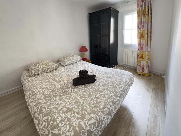 Au cœur du très recherché village de Miramas-le-Vieux, découvrez cette charmante maison de village, offrant 73 m² habitables et environ 80 m² au sol avec mezzanine.

Répartie sur plusieurs niveaux, la maison propose :
- Au premier étage, une grande cuisine en longueur permettant d’accueillir une belle tablée. Egalement une salle d’eau, une buanderie et des WC séparés.
- Au deuxième étage, 2 chambres, ainsi qu’un salon avec une mezzanine pouvant accueillir un espace nuit supplémentaire, un coin invités ou un espace bureau selon les besoins.

Une grande cave au rez-de-chaussée complète ce bien.

Située dans le cœur du village, elle bénéficie d’un environnement particulièrement agréable. Miramas-le-Vieux est apprécié pour son charme provençal, son atmosphère paisible et ses superbes alentours, avec de nombreuses possibilités de balades, notamment au sein du parc de l’ancienne Poudrerie, véritable atout pour les amoureux de nature et de plein air.

Cette maison conviendra à des acquéreurs en recherche d’un pied-à-terre plein de charme ou d’une résidence principale dans un cadre de vie rare.