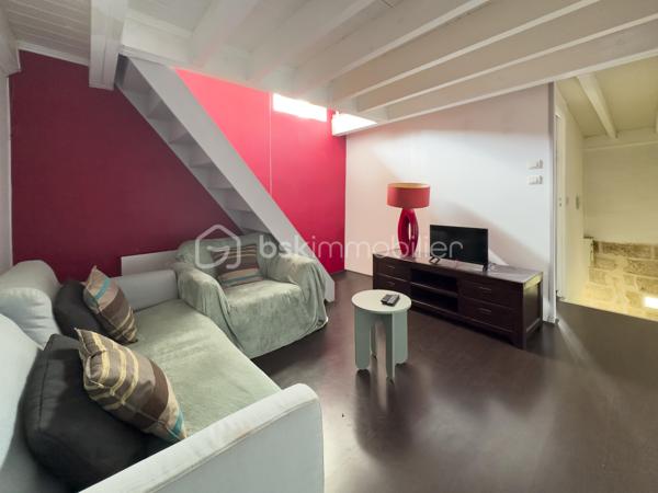 Au cœur du très recherché village de Miramas-le-Vieux, découvrez cette charmante maison de village, offrant 73 m² habitables et environ 80 m² au sol avec mezzanine.

Répartie sur plusieurs niveaux, la maison propose :
- Au premier étage, une grande cuisine en longueur permettant d’accueillir une belle tablée. Egalement une salle d’eau, une buanderie et des WC séparés.
- Au deuxième étage, 2 chambres, ainsi qu’un salon avec une mezzanine pouvant accueillir un espace nuit supplémentaire, un coin invités ou un espace bureau selon les besoins.

Une grande cave au rez-de-chaussée complète ce bien.

Située dans le cœur du village, elle bénéficie d’un environnement particulièrement agréable. Miramas-le-Vieux est apprécié pour son charme provençal, son atmosphère paisible et ses superbes alentours, avec de nombreuses possibilités de balades, notamment au sein du parc de l’ancienne Poudrerie, véritable atout pour les amoureux de nature et de plein air.

Cette maison conviendra à des acquéreurs en recherche d’un pied-à-terre plein de charme ou d’une résidence principale dans un cadre de vie rare.