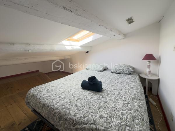 Au cœur du très recherché village de Miramas-le-Vieux, découvrez cette charmante maison de village, offrant 73 m² habitables et environ 80 m² au sol avec mezzanine.

Répartie sur plusieurs niveaux, la maison propose :
- Au premier étage, une grande cuisine en longueur permettant d’accueillir une belle tablée. Egalement une salle d’eau, une buanderie et des WC séparés.
- Au deuxième étage, 2 chambres, ainsi qu’un salon avec une mezzanine pouvant accueillir un espace nuit supplémentaire, un coin invités ou un espace bureau selon les besoins.

Une grande cave au rez-de-chaussée complète ce bien.

Située dans le cœur du village, elle bénéficie d’un environnement particulièrement agréable. Miramas-le-Vieux est apprécié pour son charme provençal, son atmosphère paisible et ses superbes alentours, avec de nombreuses possibilités de balades, notamment au sein du parc de l’ancienne Poudrerie, véritable atout pour les amoureux de nature et de plein air.

Cette maison conviendra à des acquéreurs en recherche d’un pied-à-terre plein de charme ou d’une résidence principale dans un cadre de vie rare.