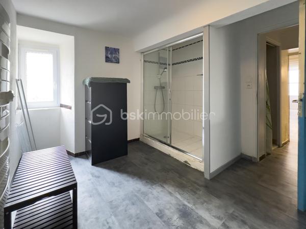 Au cœur du très recherché village de Miramas-le-Vieux, découvrez cette charmante maison de village, offrant 73 m² habitables et environ 80 m² au sol avec mezzanine.

Répartie sur plusieurs niveaux, la maison propose :
- Au premier étage, une grande cuisine en longueur permettant d’accueillir une belle tablée. Egalement une salle d’eau, une buanderie et des WC séparés.
- Au deuxième étage, 2 chambres, ainsi qu’un salon avec une mezzanine pouvant accueillir un espace nuit supplémentaire, un coin invités ou un espace bureau selon les besoins.

Une grande cave au rez-de-chaussée complète ce bien.

Située dans le cœur du village, elle bénéficie d’un environnement particulièrement agréable. Miramas-le-Vieux est apprécié pour son charme provençal, son atmosphère paisible et ses superbes alentours, avec de nombreuses possibilités de balades, notamment au sein du parc de l’ancienne Poudrerie, véritable atout pour les amoureux de nature et de plein air.

Cette maison conviendra à des acquéreurs en recherche d’un pied-à-terre plein de charme ou d’une résidence principale dans un cadre de vie rare.