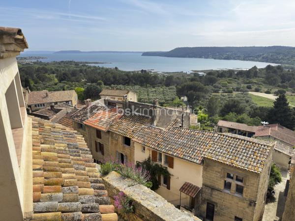 Au cœur du très recherché village de Miramas-le-Vieux, découvrez cette charmante maison de village, offrant 73 m² habitables et environ 80 m² au sol avec mezzanine.

Répartie sur plusieurs niveaux, la maison propose :
- Au premier étage, une grande cuisine en longueur permettant d’accueillir une belle tablée. Egalement une salle d’eau, une buanderie et des WC séparés.
- Au deuxième étage, 2 chambres, ainsi qu’un salon avec une mezzanine pouvant accueillir un espace nuit supplémentaire, un coin invités ou un espace bureau selon les besoins.

Une grande cave au rez-de-chaussée complète ce bien.

Située dans le cœur du village, elle bénéficie d’un environnement particulièrement agréable. Miramas-le-Vieux est apprécié pour son charme provençal, son atmosphère paisible et ses superbes alentours, avec de nombreuses possibilités de balades, notamment au sein du parc de l’ancienne Poudrerie, véritable atout pour les amoureux de nature et de plein air.

Cette maison conviendra à des acquéreurs en recherche d’un pied-à-terre plein de charme ou d’une résidence principale dans un cadre de vie rare.