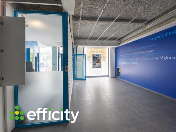 Local Commercial
        
        - 256 m² 327 600 € *